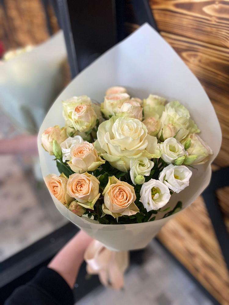 Букет цветов из: Розы и Лизиантусы в Дубранивке